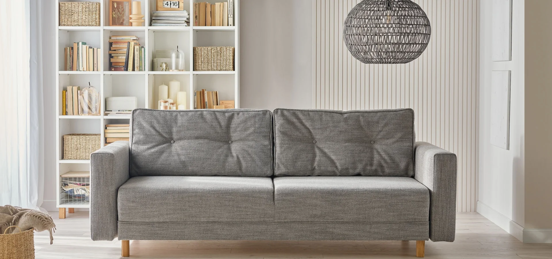  Elegancka pikowana sofa w popielatej tkaninie